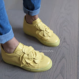 Sneakers con maxi fiore a rilievo in morbidissima nappa giallo e suola in tinta con fussbett estraibile con zeppa di 3 cm