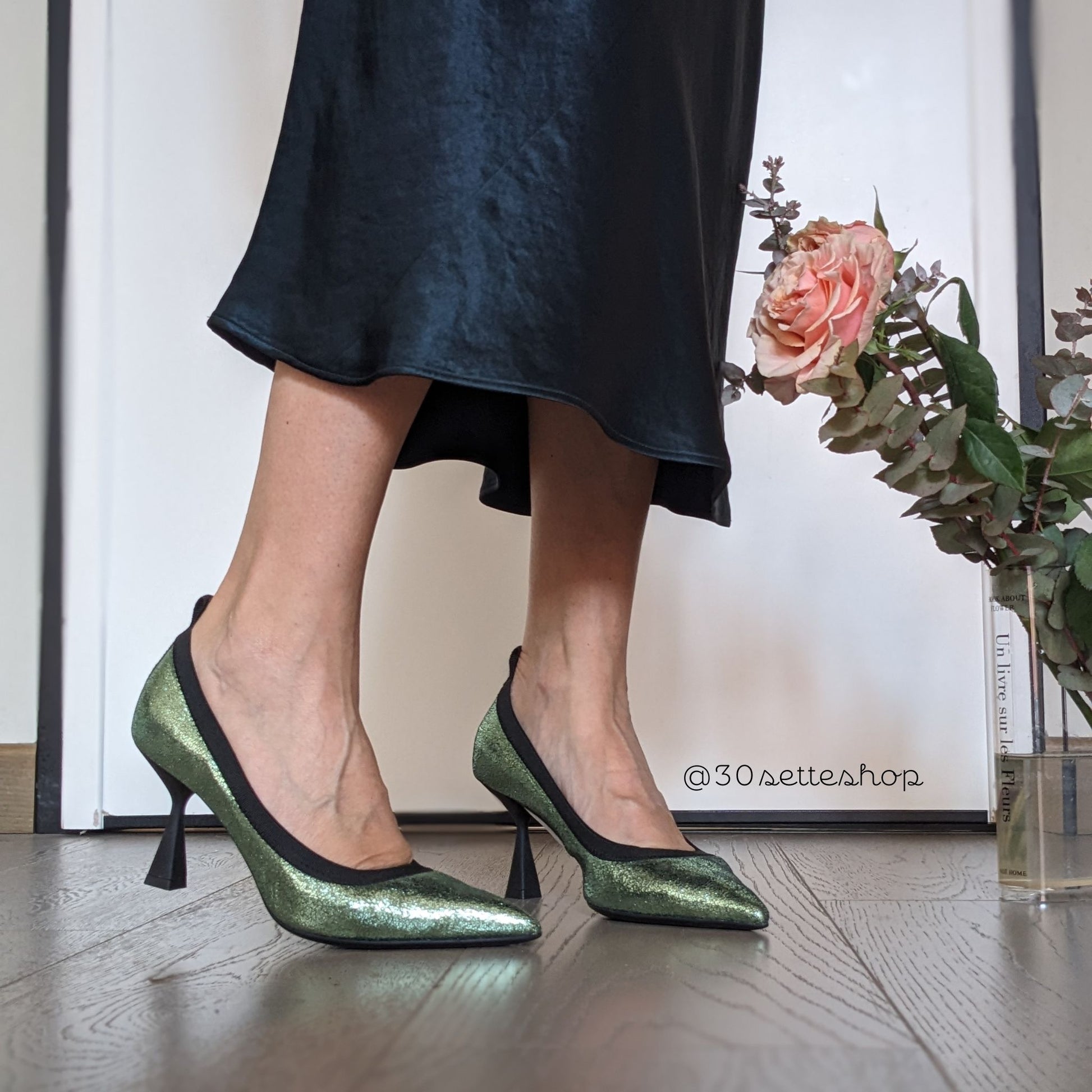 Lorella decollete in pelle laminato verde con tacco di 7 cm elastico nero a contrasto e fondo gomma flessibilissimo