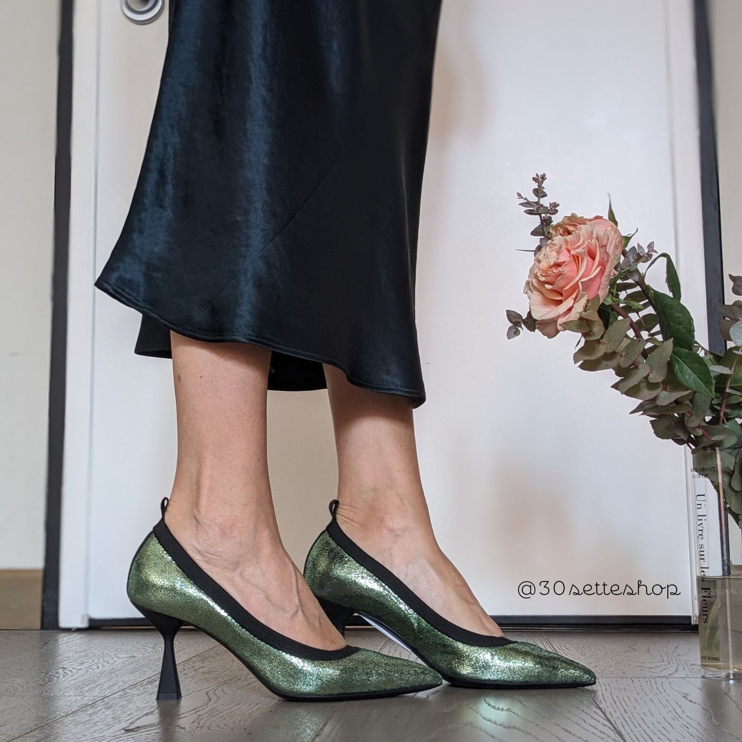 Lorella decollete in pelle laminato verde con tacco di 7 cm elastico nero a contrasto e fondo gomma flessibilissimo