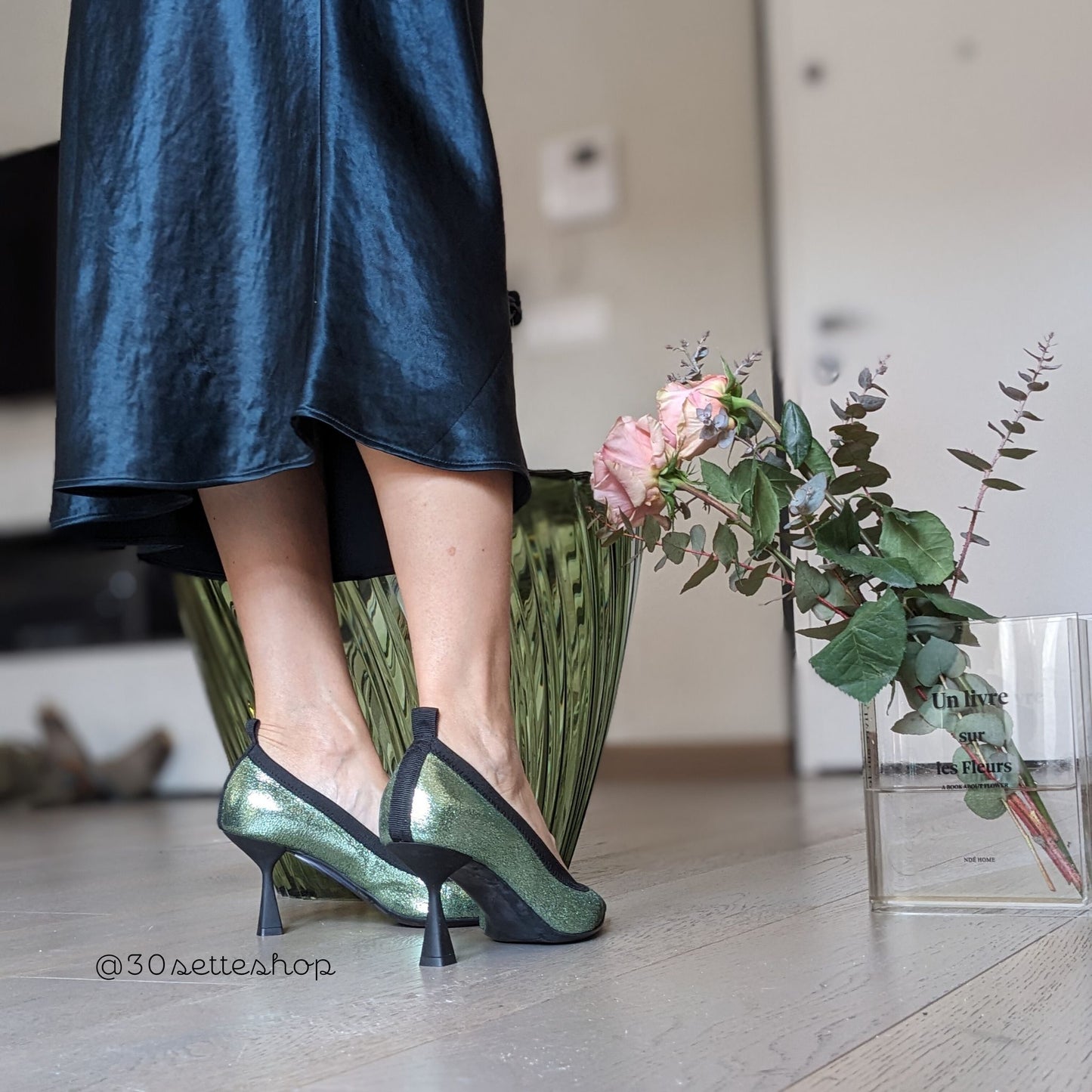 Lorella decollete in pelle laminato verde con tacco di 7 cm elastico nero a contrasto e fondo gomma flessibilissimo