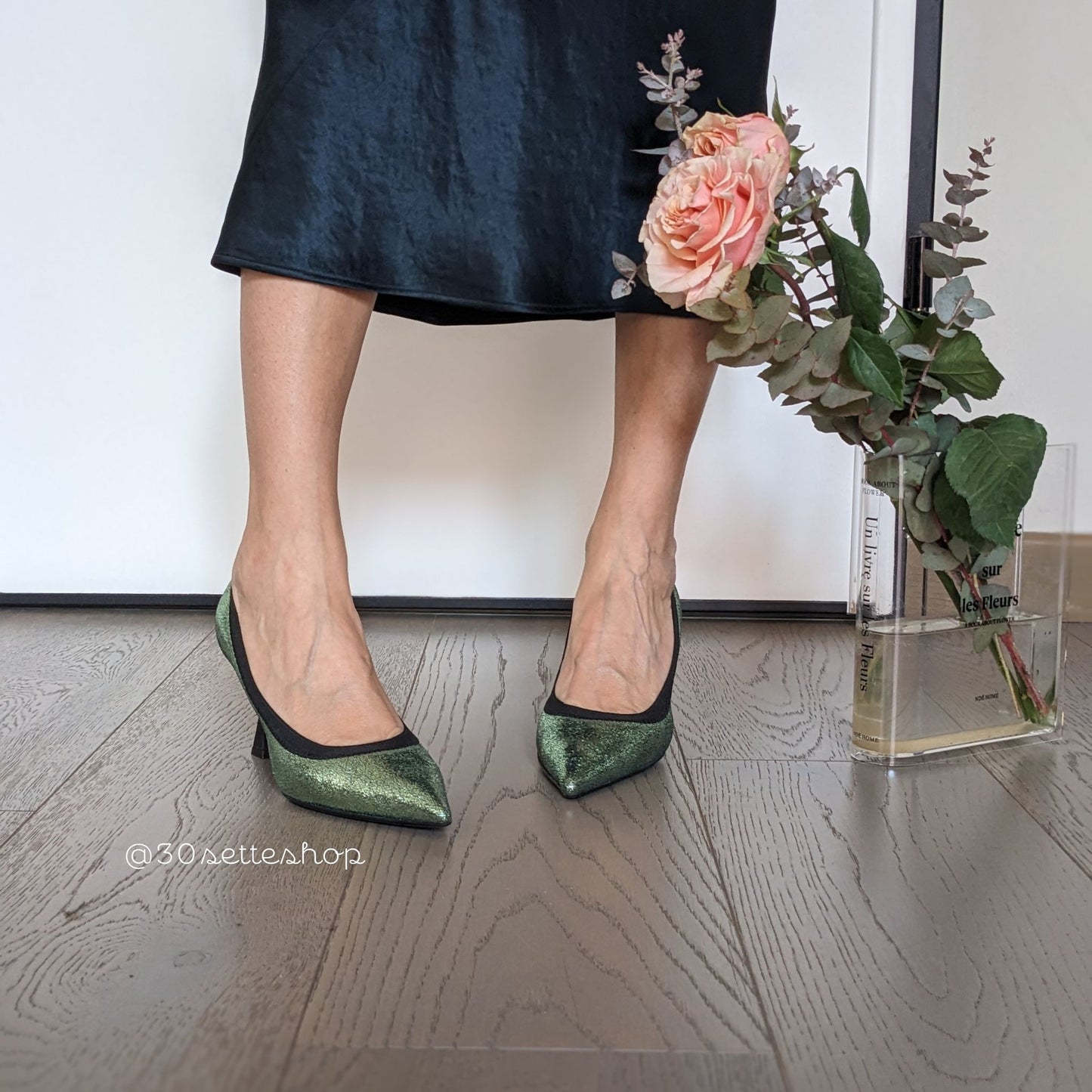 Lorella decollete in pelle laminato verde con tacco di 7 cm elastico nero a contrasto e fondo gomma flessibilissimo