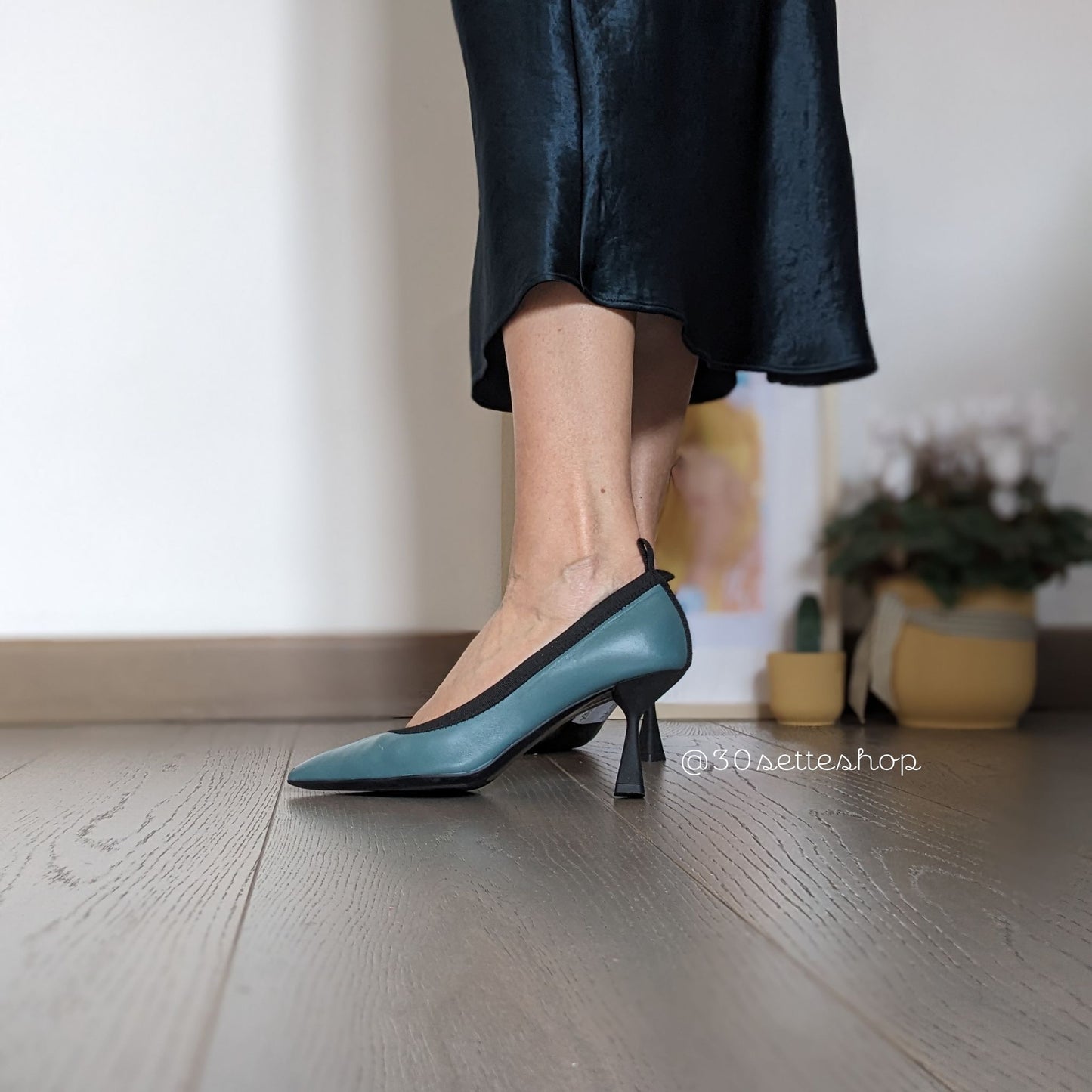 Lorella decollete in pelle color tempesta con tacco di 7 cm elastico nero a contrasto e fondo gomma flessibilissimo
