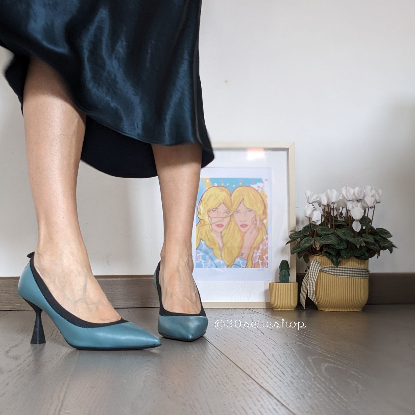 Lorella decollete in pelle color tempesta con tacco di 7 cm elastico nero a contrasto e fondo gomma flessibilissimo