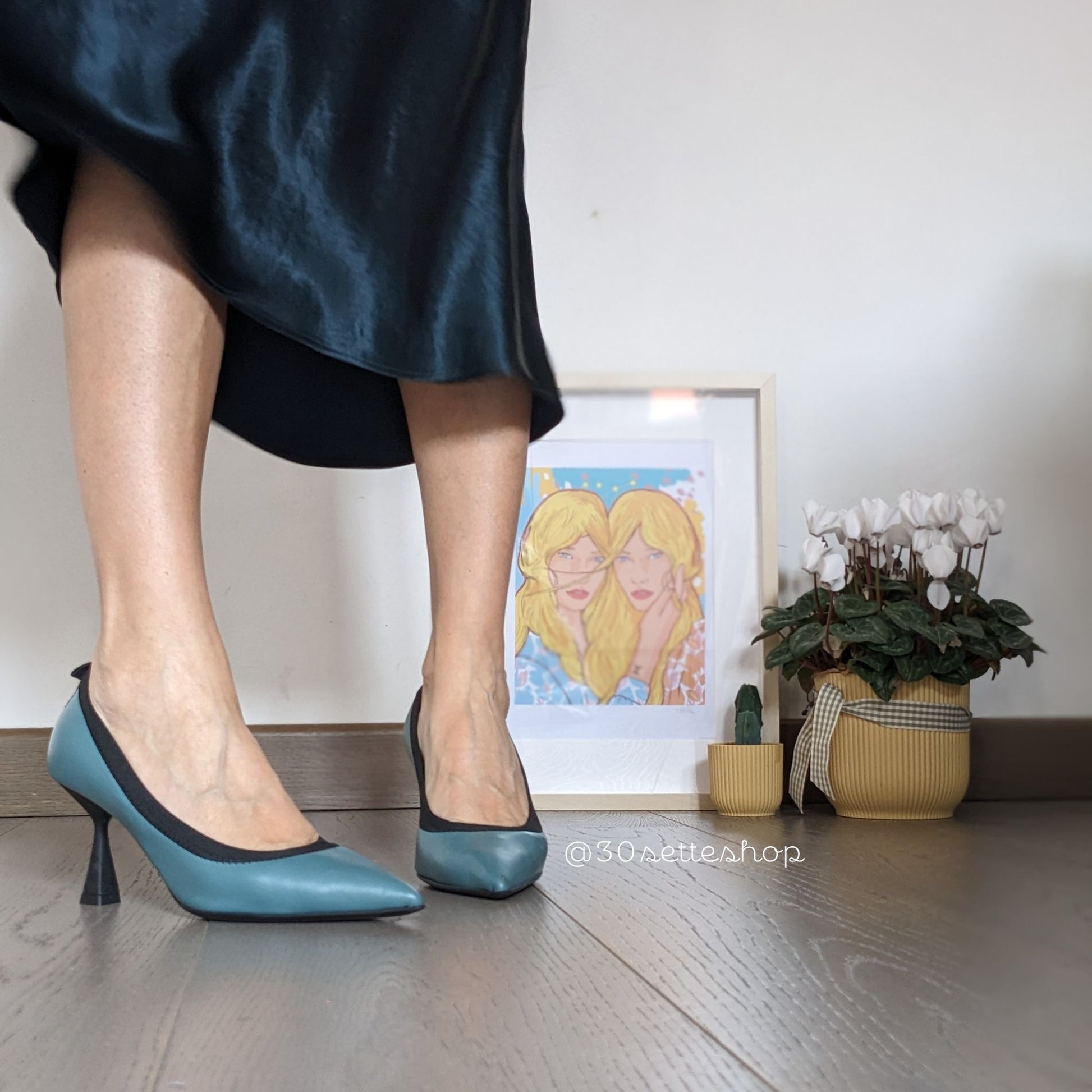 Lorella decollete in pelle color tempesta con tacco di 7 cm elastico nero a contrasto e fondo gomma flessibilissimo