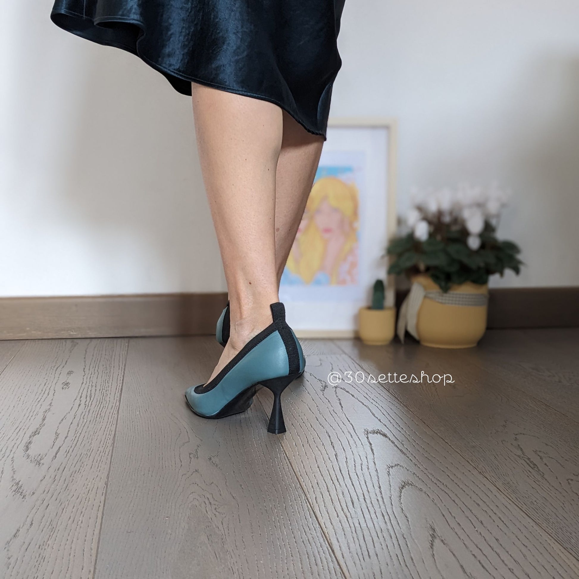 Lorella decollete in pelle color tempesta con tacco di 7 cm elastico nero a contrasto e fondo gomma flessibilissimo