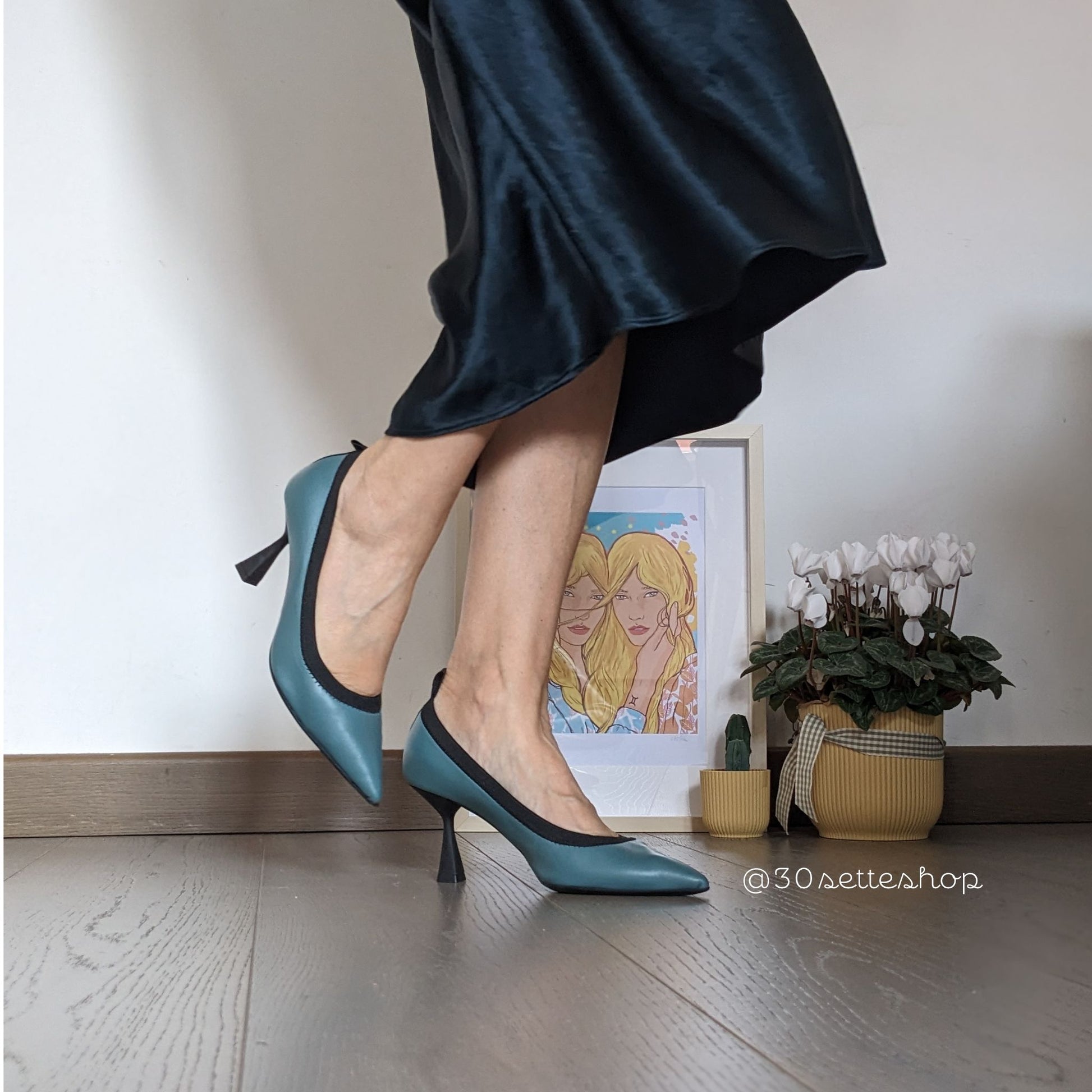 Decollete Lorella in pelle color tempesta con tacco di 7 cm elastico nero a contrasto e fondo gomma flessibilissimo