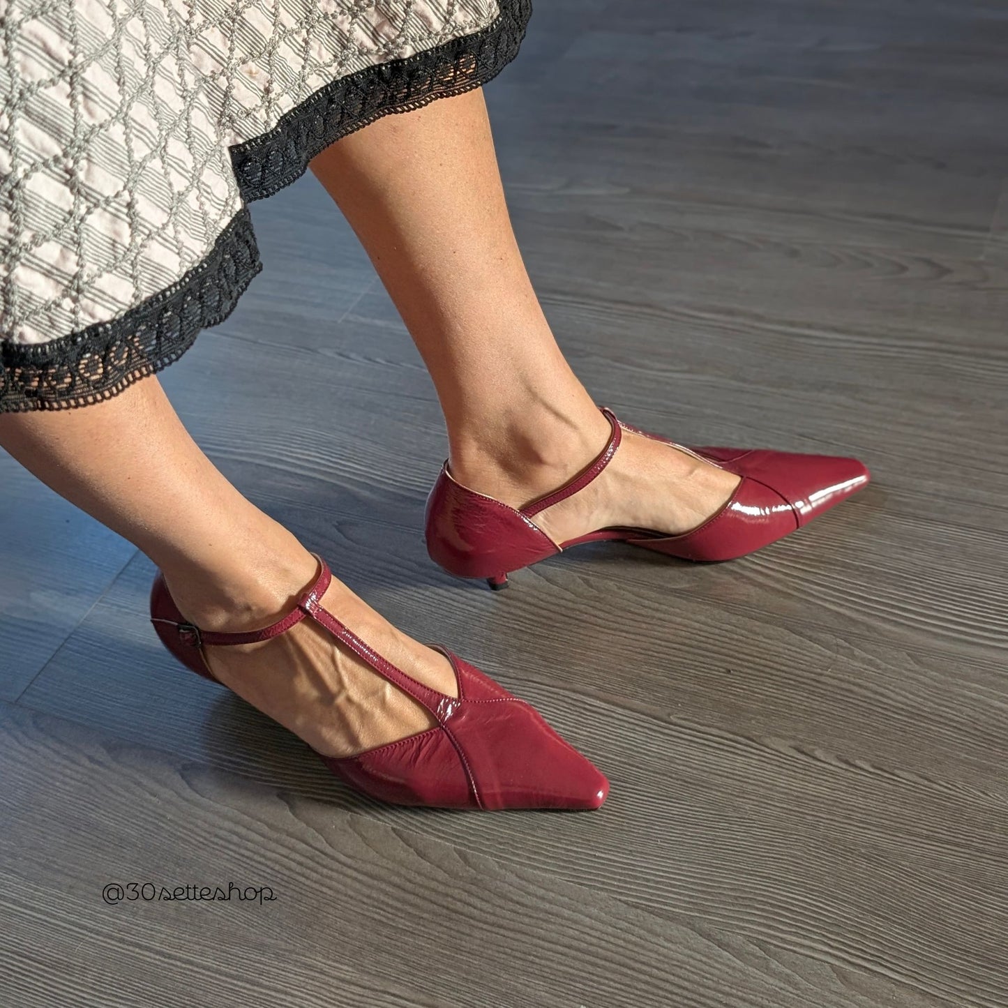 Paloma Décolleté a punta con t-bar e tacco kitten di 30mm in naplak bordeaux