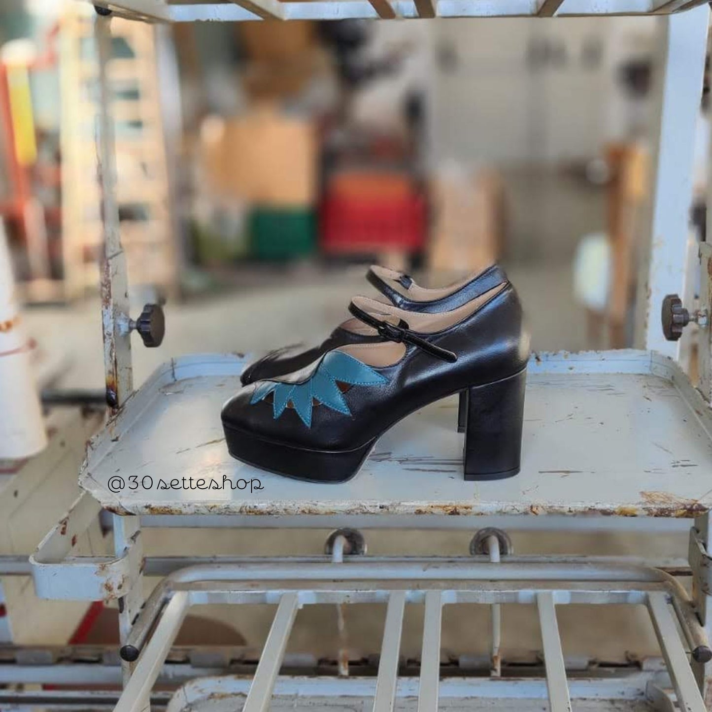 PATTY Décolleté Mary Jane dalla punta squadrata con tacco largo e plateau e decorazione a petali in nappa nero e ottanio