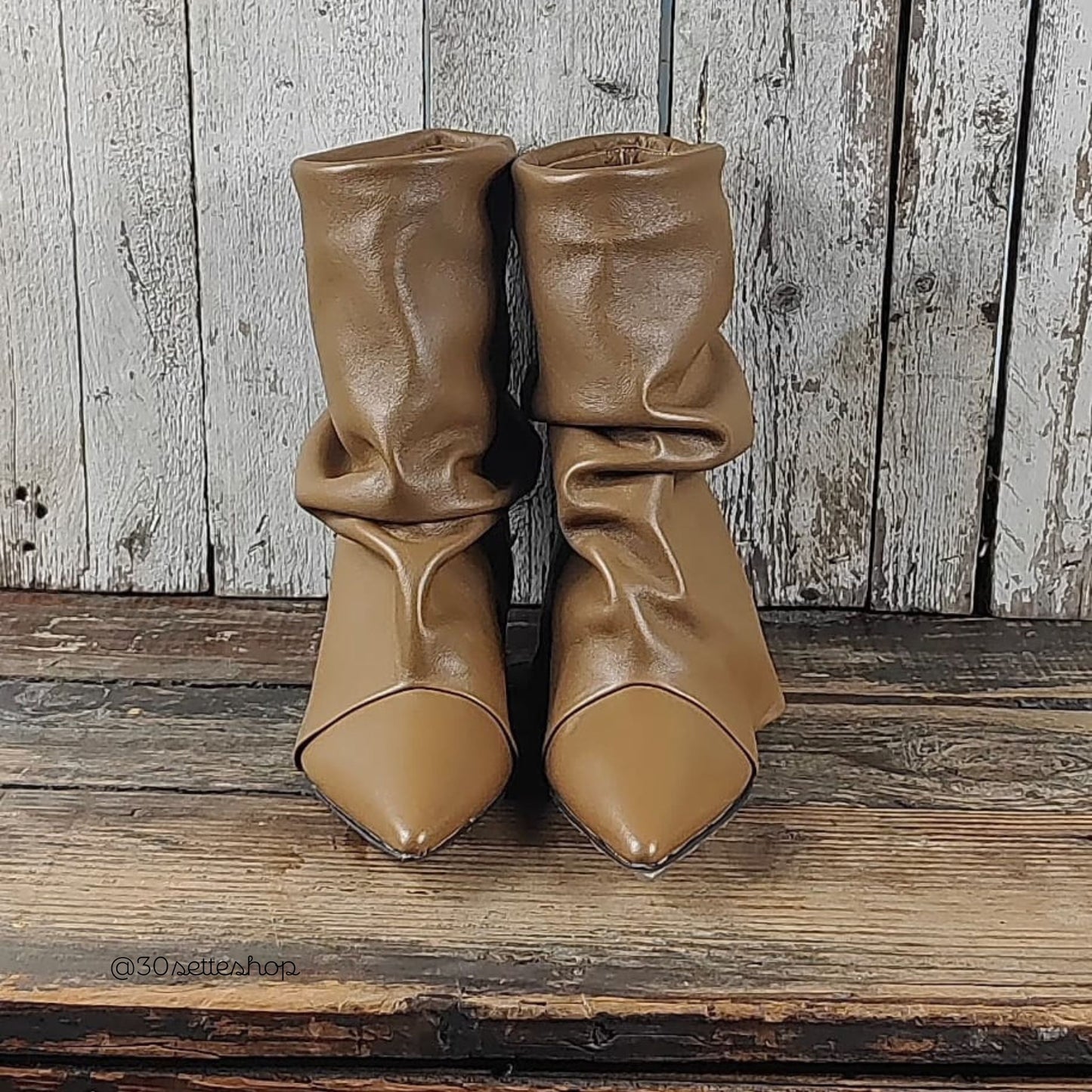 ROXY Stivaletto a punta con gambale morbido e sceso e tacco sottile di 30mm in nappa cammello
