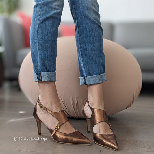 Sole décolleté con tacco 7 cm in laminato rame punta sfilata e originale silhouette asimmetrica artigianale
