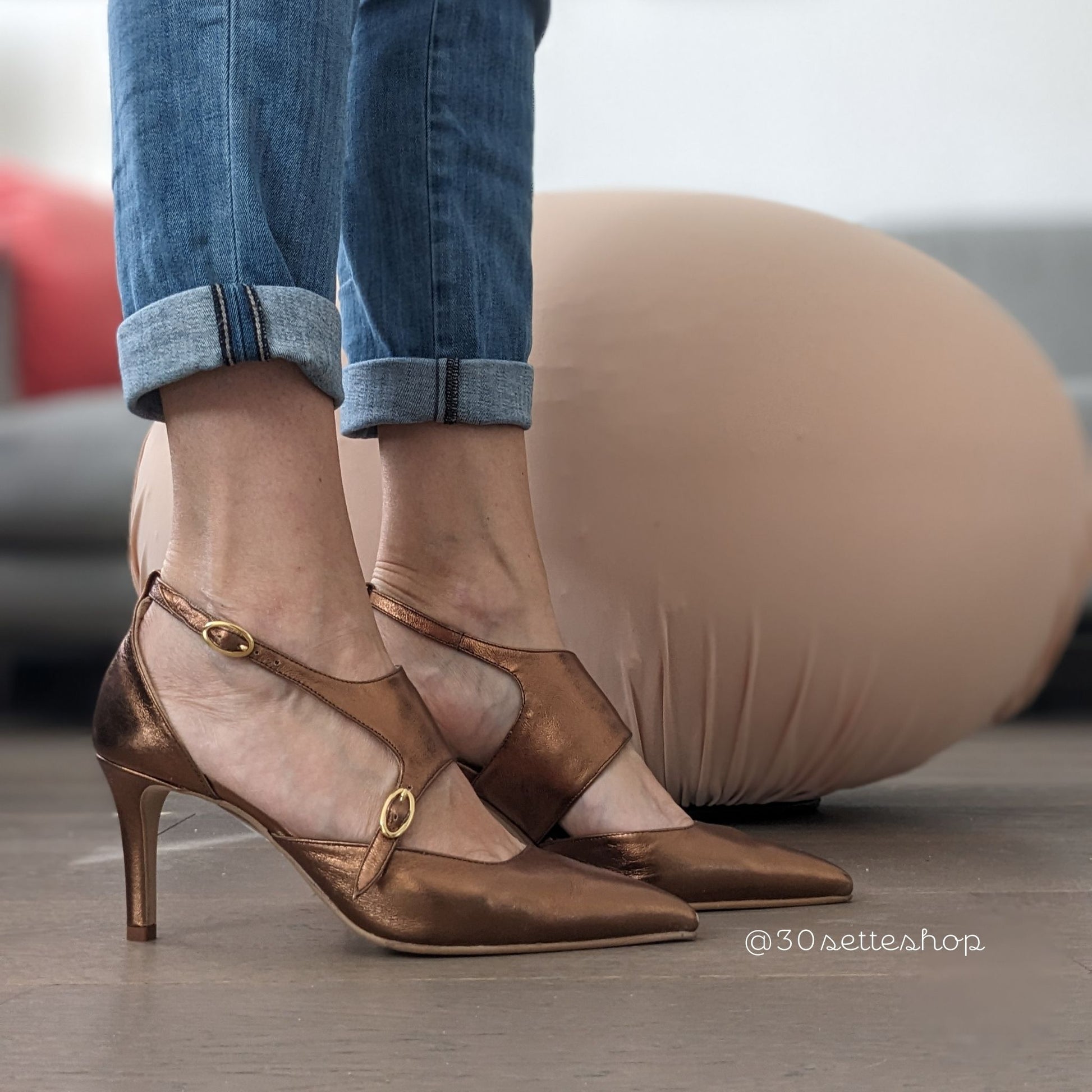 Sole décolleté con tacco 7 cm in laminato rame punta sfilata e originale silhouette asimmetrica artigianale
