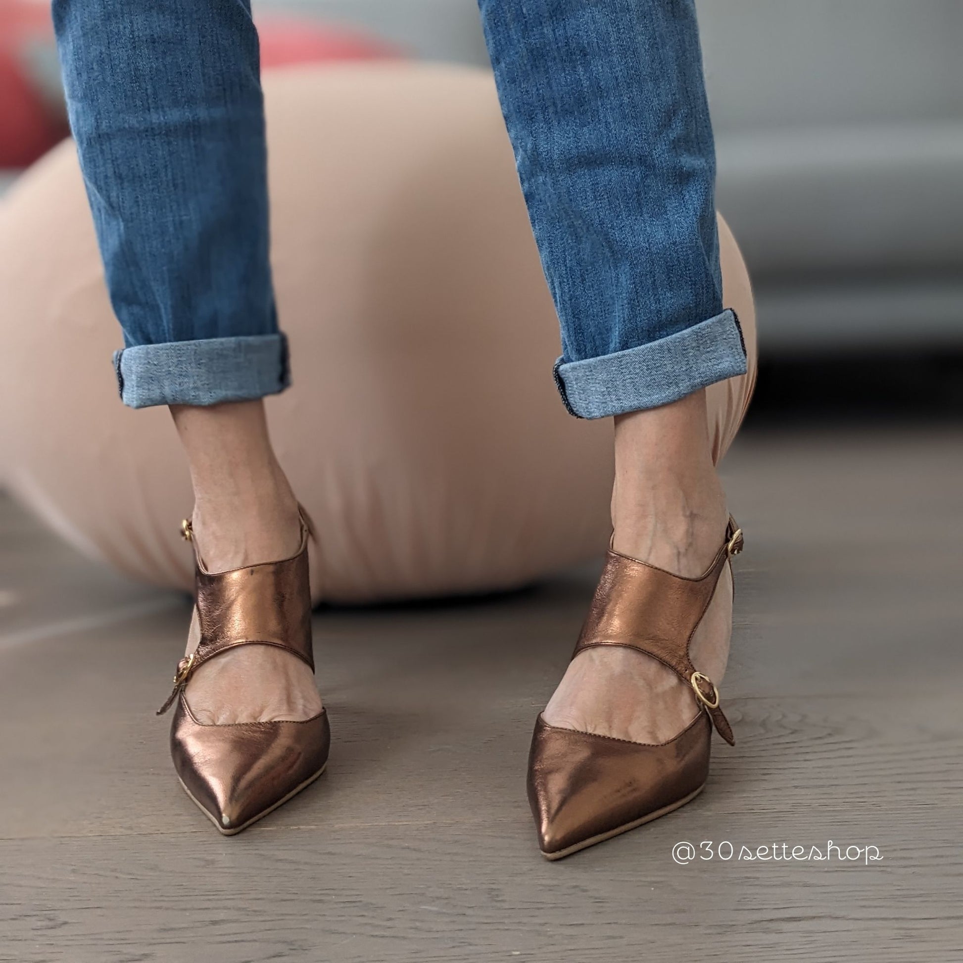 Sole décolleté con tacco 7 cm in laminato rame punta sfilata e originale silhouette asimmetrica artigianale