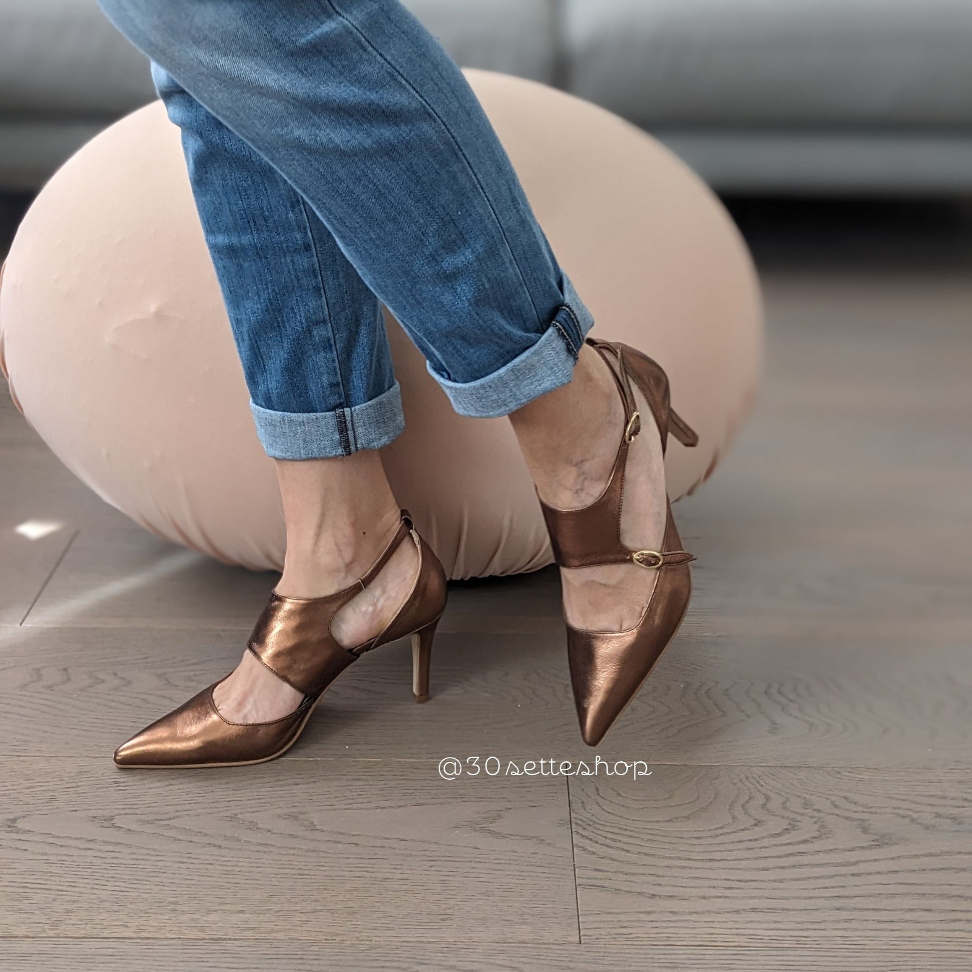 Sole décolleté con tacco 7 cm in laminato rame punta sfilata e originale silhouette asimmetrica artigianale