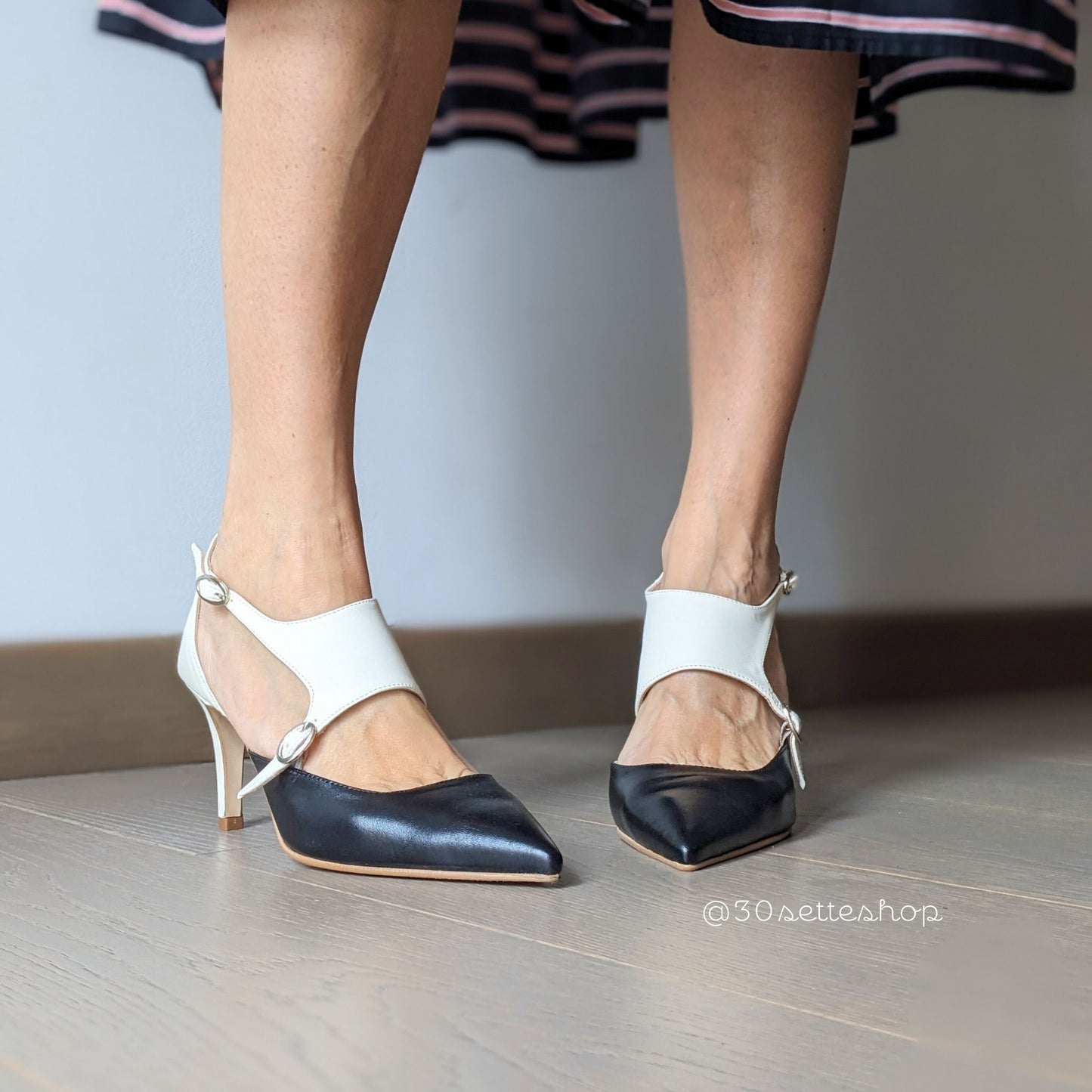 Sole décolleté con tacco 7 cm in nappa nero e panna punta sfilata e originale silhouette asimmetrica artigianale