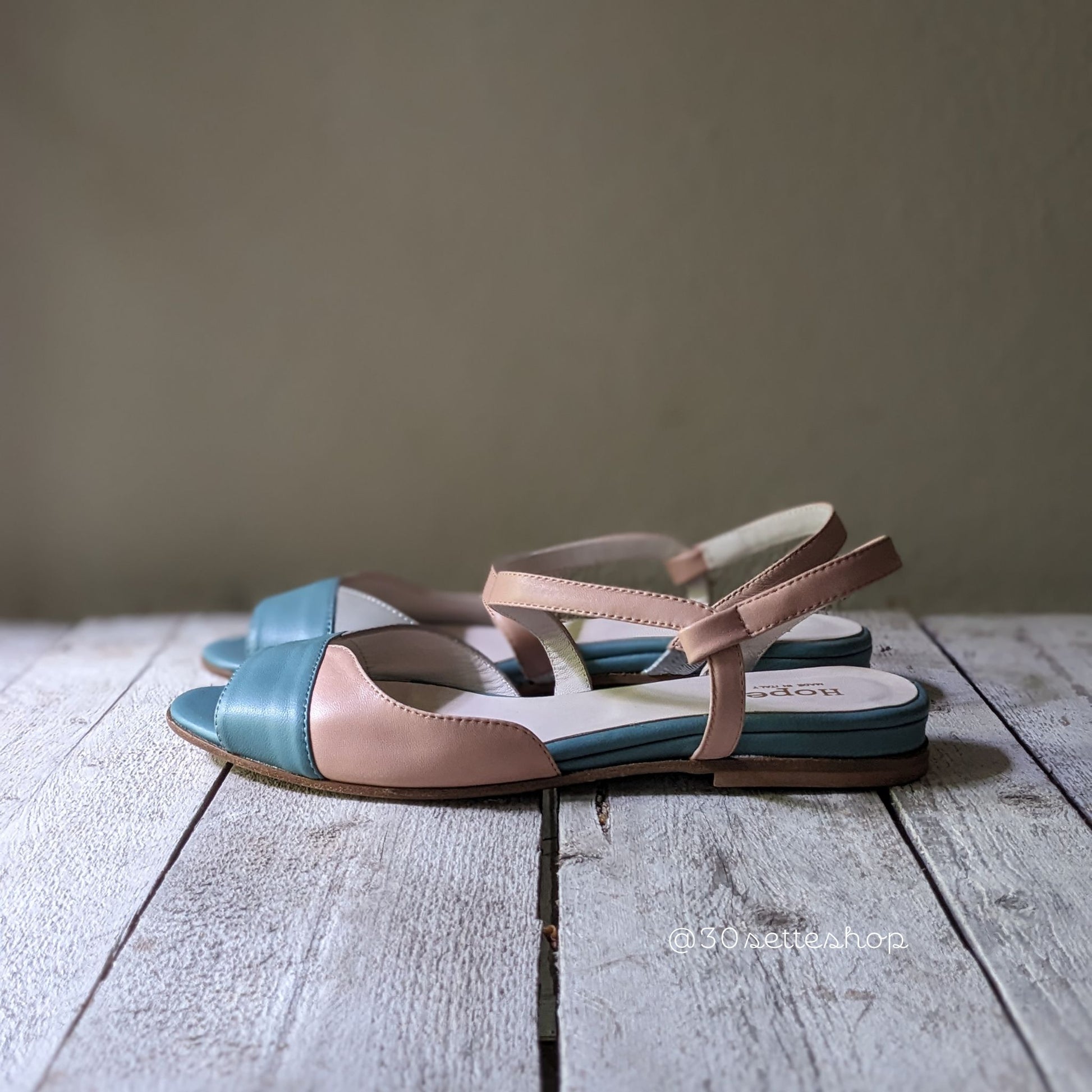 suni-sandalo-basso-in-pelle-salvia-nude-cenere-con-tacco-zeppa-di-3-cm-artigianale