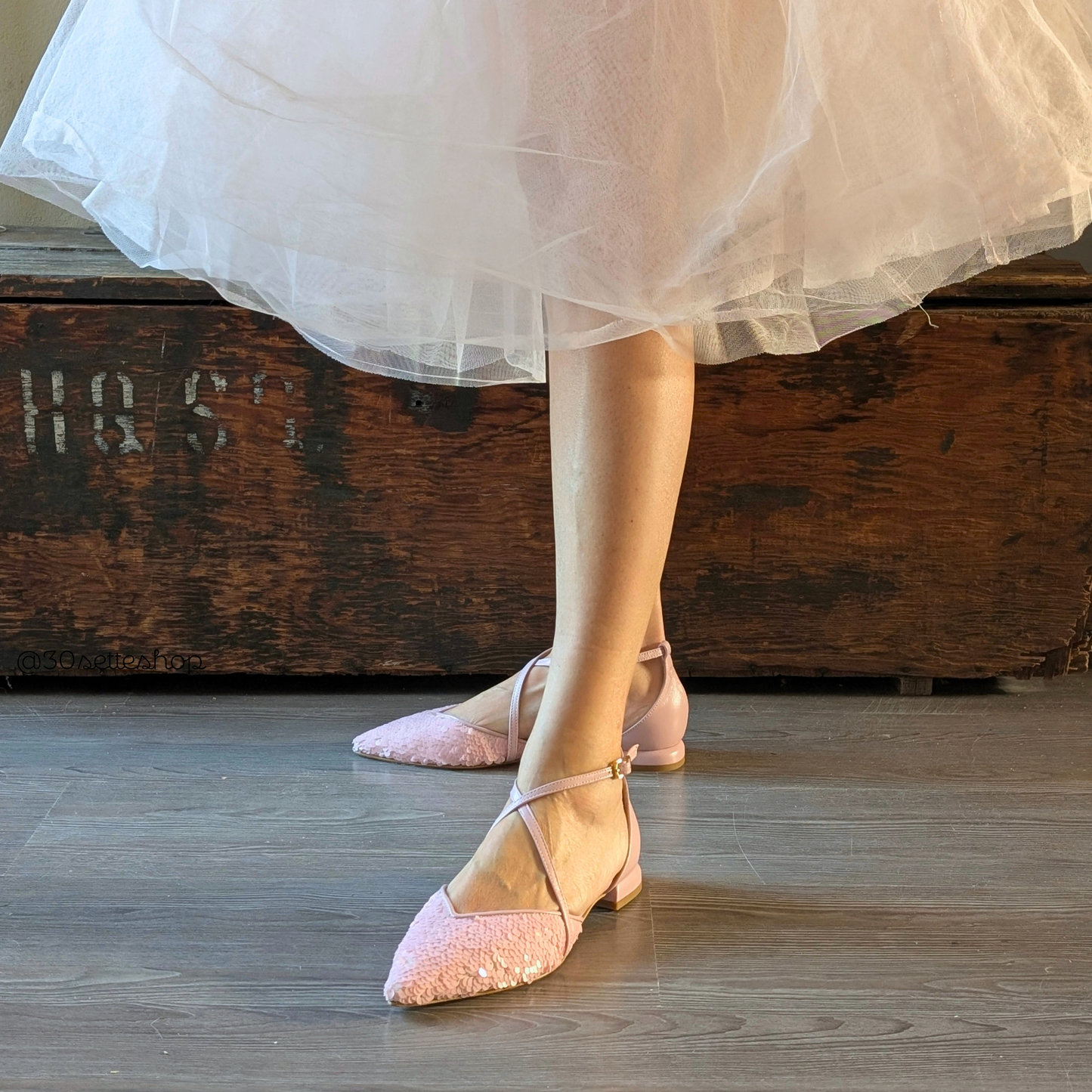 VALE Ballerina a punta con cinturini criss cross in tessuto di paillettes rosa