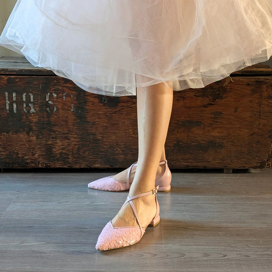VALE Ballerina a punta con cinturini criss cross in tessuto di paillettes rosa