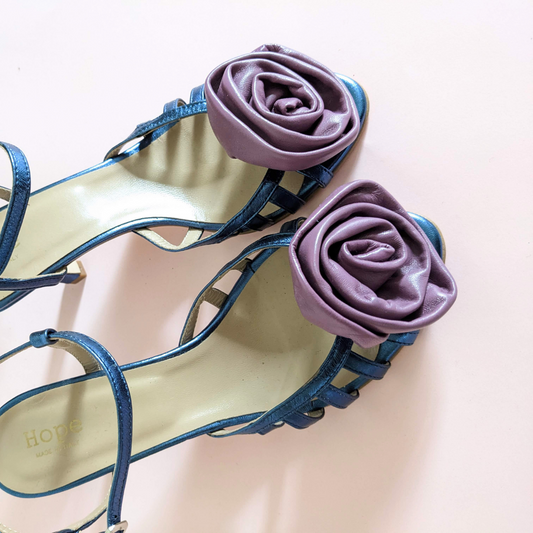 Sandalo da cerimonia a listini in pelle laminato blu e fiore in 3d in pelle color malva con tacco di 7 cm produzione artigianale