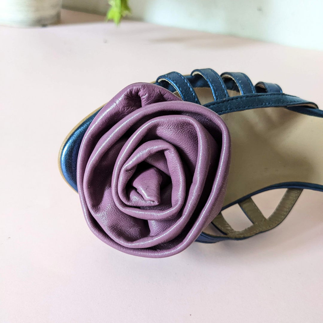 Sandalo da cerimonia a listini in pelle laminato blu e fiore in 3d in pelle color malva con tacco di 7 cm produzione artigianale