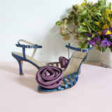 Sandalo da cerimonia a listini in pelle laminato blu e fiore in 3d in pelle color malva con tacco di 7 cm produzione artigianale