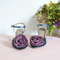 Sandalo da cerimonia a listini in pelle laminato blu e fiore in 3d in pelle color malva con tacco di 7 cm produzione artigianale