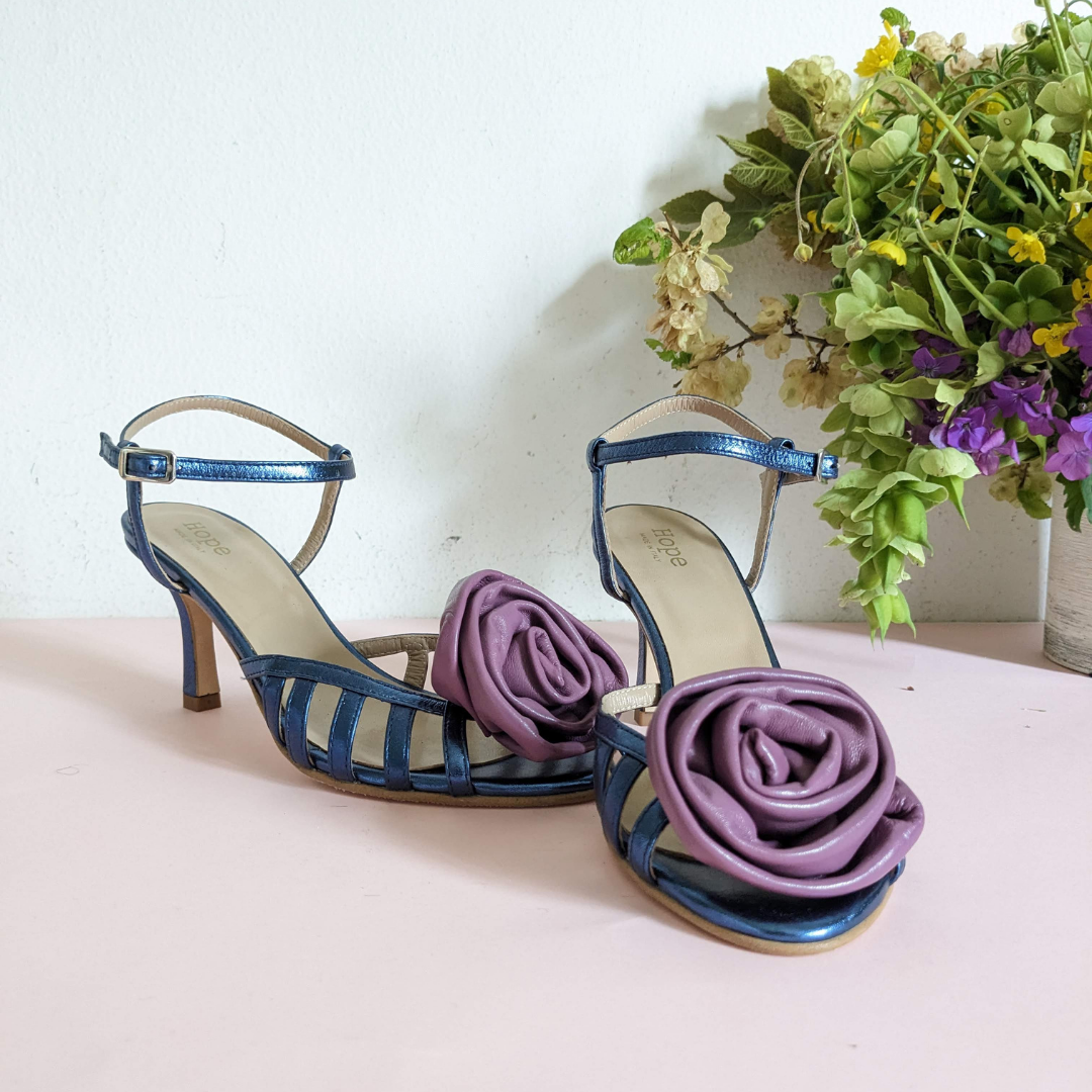 Sandalo da cerimonia a listini in pelle laminato blu e fiore in 3d in pelle color malva con tacco di 7 cm produzione artigianale