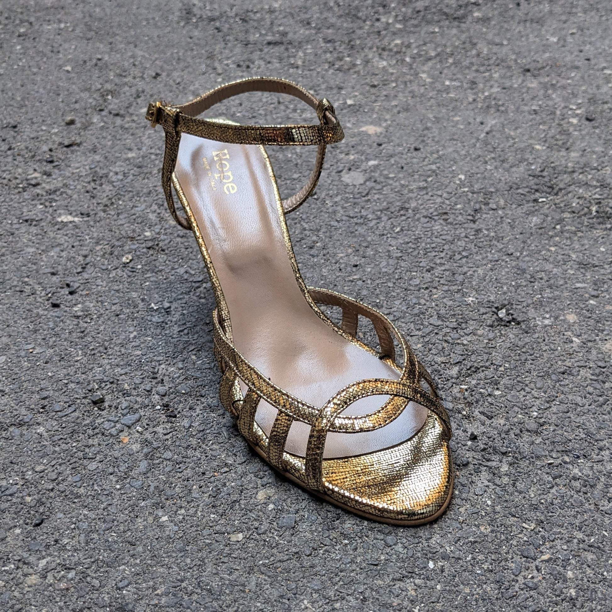 tina sandalo a listini in pelle laminata oro stampa lizard con tacco di 7 cm produzione artigianale da cerimonia