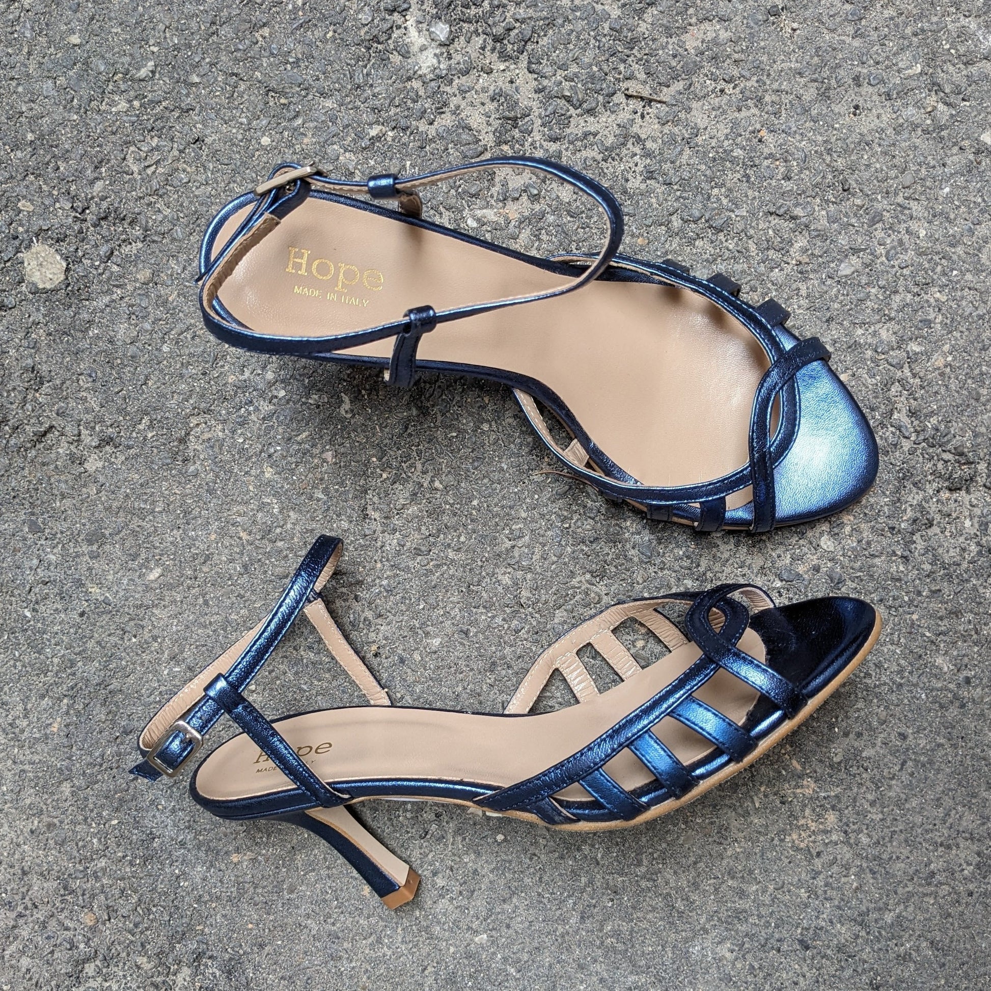 tina sandalo a listini in pelle laminato blu con tacco di 7 cm produzione artigianale da cerimonia