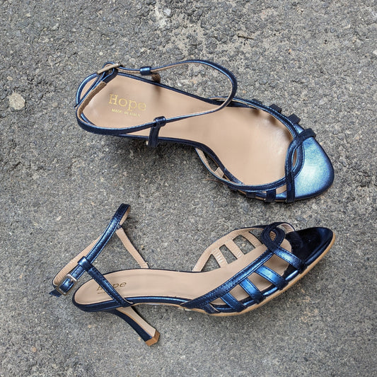 tina sandalo a listini in pelle laminato blu con tacco di 7 cm produzione artigianale da cerimonia