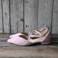 vale ballerina a punta, con cinturini criss cross in tessuto di paillettes rosa cipria abbinato alla nappa cipria. tacco basso e largo di 1 cm