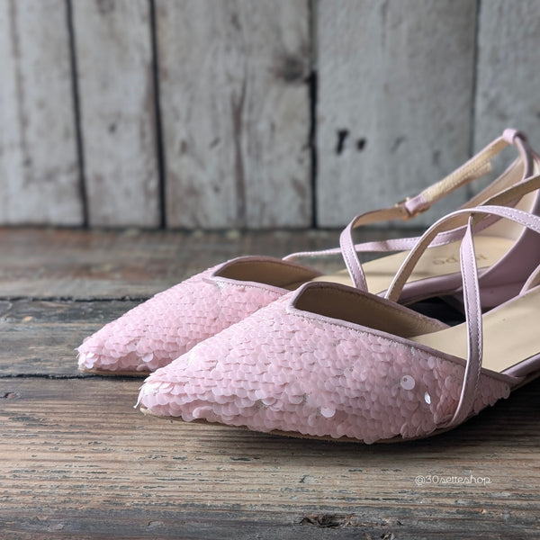 vale ballerina a punta, con cinturini criss cross in tessuto di paillettes rosa cipria abbinato alla nappa cipria. tacco basso e largo di 1 cm