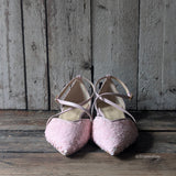 vale ballerina a punta, con cinturini criss cross in tessuto di paillettes rosa cipria abbinato alla nappa cipria. tacco basso e largo di 1 cm