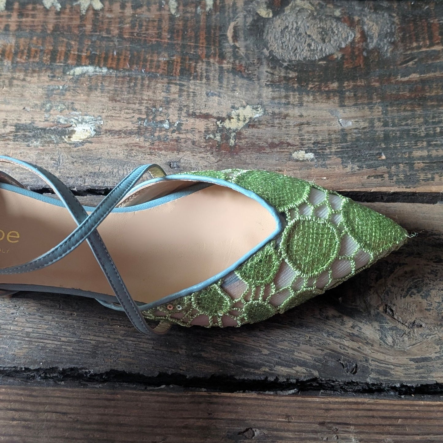 VALE Ballerina a punta con cinturini criss cross in tessuto ricamato a fiori in verde tenue e nappa acqua