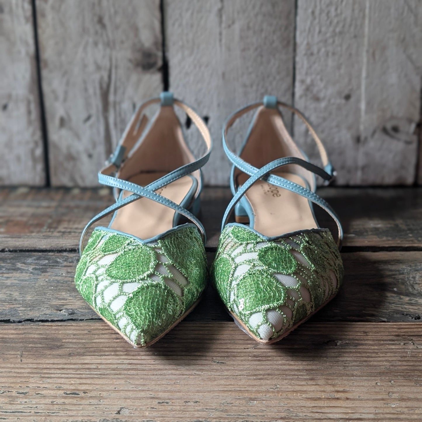 VALE Ballerina a punta con cinturini criss cross in tessuto ricamato a fiori in verde tenue e nappa acqua