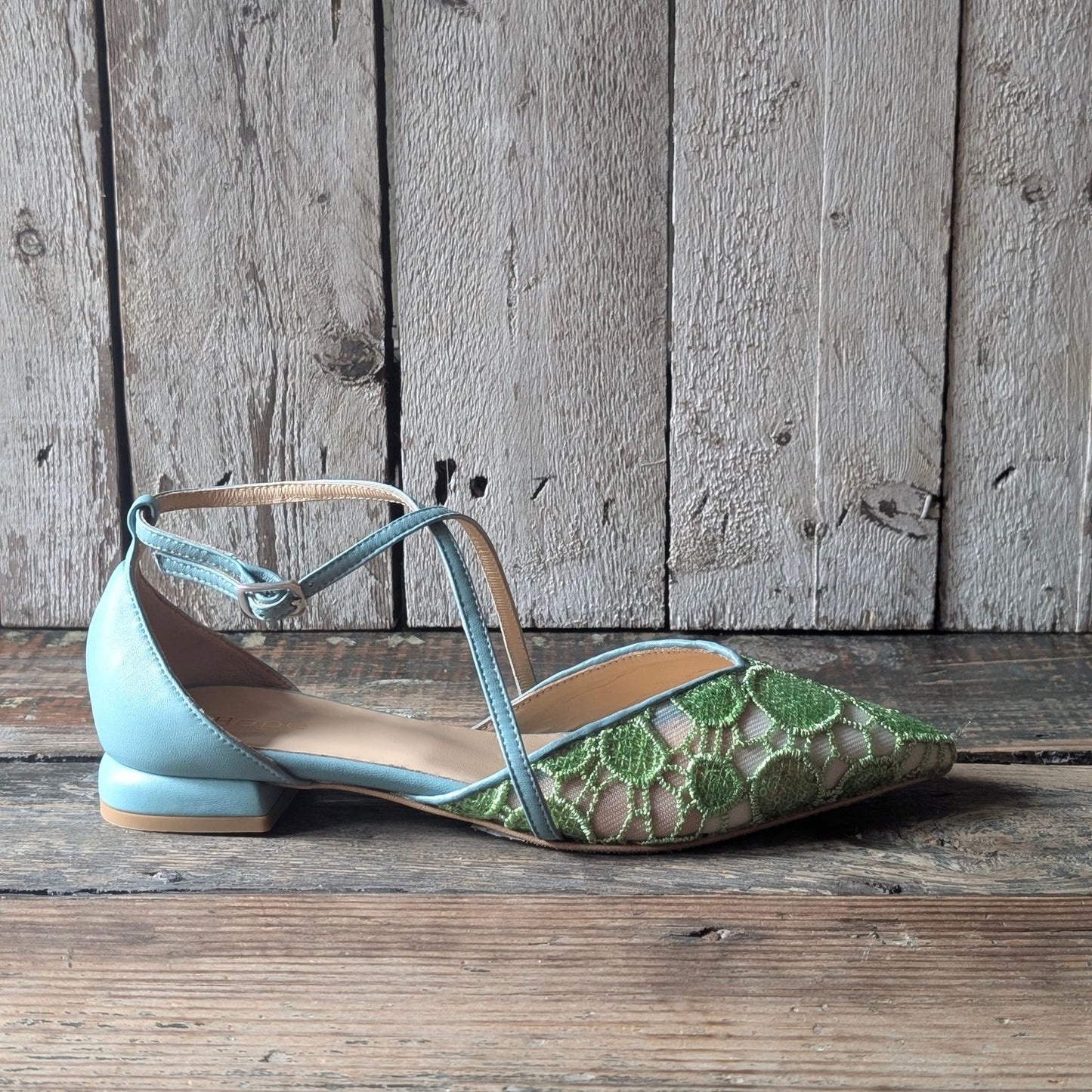 VALE Ballerina a punta con cinturini criss cross in tessuto ricamato a fiori in verde tenue e nappa acqua