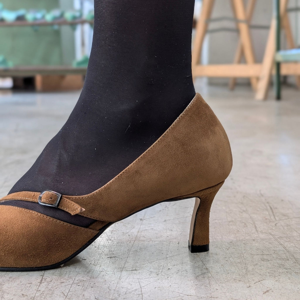 VIOLA Décolleté asimmetrica con tacco 50 mm pelle scamosciata cammello