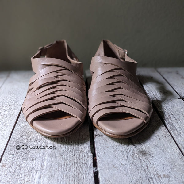 Sandalo in cuoio nude taglio vivo flat con sottopiede imbottito design elegante e classico fasce in pelle intrecciate artigianale