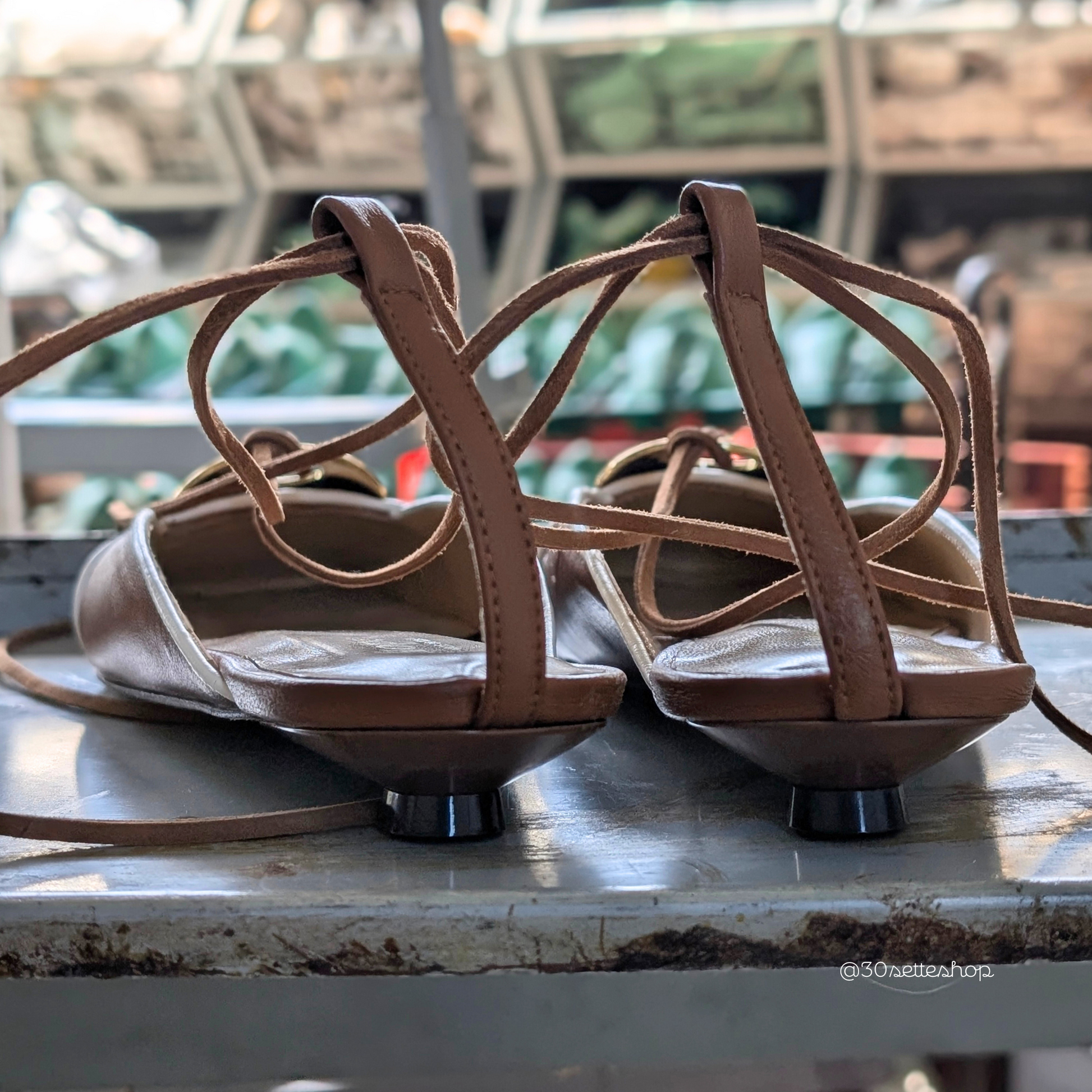 ZEUDI È UNA BALLERINA SLINGBACK CON PUNTA QUADRATA, ALLACCIATURA ALLA SCHIAVA, REALIZZATA IN UNA MORBIDA NAPPA COLOR CUOIO, CON PROFILO SOTTILE IN NAPPA PANNA E LUMINOSO ACCESSORIO DI METALLO COLORE ORO.
TACCO SOTTILE A ROCCHETTO ALTO SOLO 1 CM CHE REGALA QUEL TOCCO CHIC E FEMMINILE.