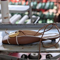 ZEUDI È UNA BALLERINA SLINGBACK CON PUNTA QUADRATA, ALLACCIATURA ALLA SCHIAVA, REALIZZATA IN UNA MORBIDA NAPPA COLOR CUOIO, CON PROFILO SOTTILE IN NAPPA PANNA E LUMINOSO ACCESSORIO DI METALLO COLORE ORO.
TACCO SOTTILE A ROCCHETTO ALTO SOLO 1 CM CHE REGALA QUEL TOCCO CHIC E FEMMINILE.