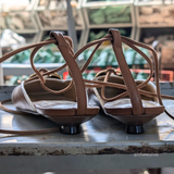 ZEUDI È UNA BALLERINA SLINGBACK CON PUNTA QUADRATA, ALLACCIATURA ALLA SCHIAVA, REALIZZATA IN UNA MORBIDA NAPPA COLOR CUOIO, CON PROFILO SOTTILE IN NAPPA PANNA E LUMINOSO ACCESSORIO DI METALLO COLORE ORO.
TACCO SOTTILE A ROCCHETTO ALTO SOLO 1 CM CHE REGALA QUEL TOCCO CHIC E FEMMINILE.