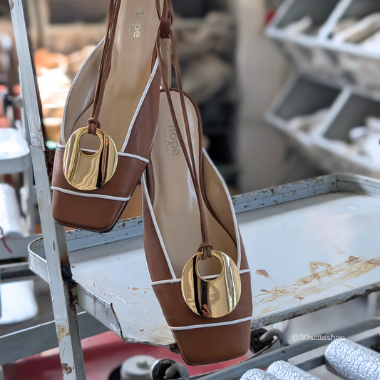 ZEUDI È UNA BALLERINA SLINGBACK CON PUNTA QUADRATA, ALLACCIATURA ALLA SCHIAVA, REALIZZATA IN UNA MORBIDA NAPPA COLOR CUOIO, CON PROFILO SOTTILE IN NAPPA PANNA E LUMINOSO ACCESSORIO DI METALLO COLORE ORO.
TACCO SOTTILE A ROCCHETTO ALTO SOLO 1 CM CHE REGALA QUEL TOCCO CHIC E FEMMINILE.