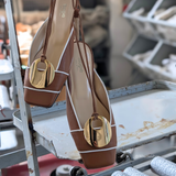 ZEUDI È UNA BALLERINA SLINGBACK CON PUNTA QUADRATA, ALLACCIATURA ALLA SCHIAVA, REALIZZATA IN UNA MORBIDA NAPPA COLOR CUOIO, CON PROFILO SOTTILE IN NAPPA PANNA E LUMINOSO ACCESSORIO DI METALLO COLORE ORO.
TACCO SOTTILE A ROCCHETTO ALTO SOLO 1 CM CHE REGALA QUEL TOCCO CHIC E FEMMINILE.