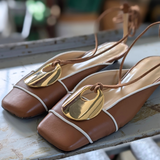 ZEUDI È UNA BALLERINA SLINGBACK CON PUNTA QUADRATA, ALLACCIATURA ALLA SCHIAVA, REALIZZATA IN UNA MORBIDA NAPPA COLOR CUOIO, CON PROFILO SOTTILE IN NAPPA PANNA E LUMINOSO ACCESSORIO DI METALLO COLORE ORO.
TACCO SOTTILE A ROCCHETTO ALTO SOLO 1 CM CHE REGALA QUEL TOCCO CHIC E FEMMINILE.