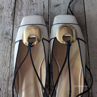 ZEUDI È UNA BALLERINA SLINGBACK CON PUNTA QUADRATA, ALLACCIATURA ALLA SCHIAVA, REALIZZATA IN UNA MORBIDA NAPPA DOLALRO PANNA, CON PROFILO SOTTILE IN NAPPA NERO E LUMINOSO ACCESSORIO DI METALLO COLORE ORO.
TACCO SOTTILE A ROCCHETTO ALTO SOLO 1 CM CHE REGALA QUEL TOCCO CHIC E FEMMINILE.