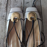 ZEUDI È UNA BALLERINA SLINGBACK CON PUNTA QUADRATA, ALLACCIATURA ALLA SCHIAVA, REALIZZATA IN UNA MORBIDA NAPPA DOLALRO PANNA, CON PROFILO SOTTILE IN NAPPA NERO E LUMINOSO ACCESSORIO DI METALLO COLORE ORO.
TACCO SOTTILE A ROCCHETTO ALTO SOLO 1 CM CHE REGALA QUEL TOCCO CHIC E FEMMINILE.