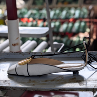 ZEUDI È UNA BALLERINA SLINGBACK CON PUNTA QUADRATA, ALLACCIATURA ALLA SCHIAVA, REALIZZATA IN UNA MORBIDA NAPPA DOLALRO PANNA, CON PROFILO SOTTILE IN NAPPA NERO E LUMINOSO ACCESSORIO DI METALLO COLORE ORO.
TACCO SOTTILE A ROCCHETTO ALTO SOLO 1 CM CHE REGALA QUEL TOCCO CHIC E FEMMINILE.