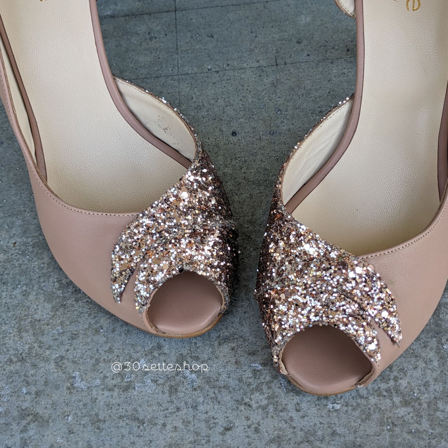 Elsa decollete peep toe asimmetrica in glitter cipria e nappa nude tacco di 7 cm da sposa artigianale
