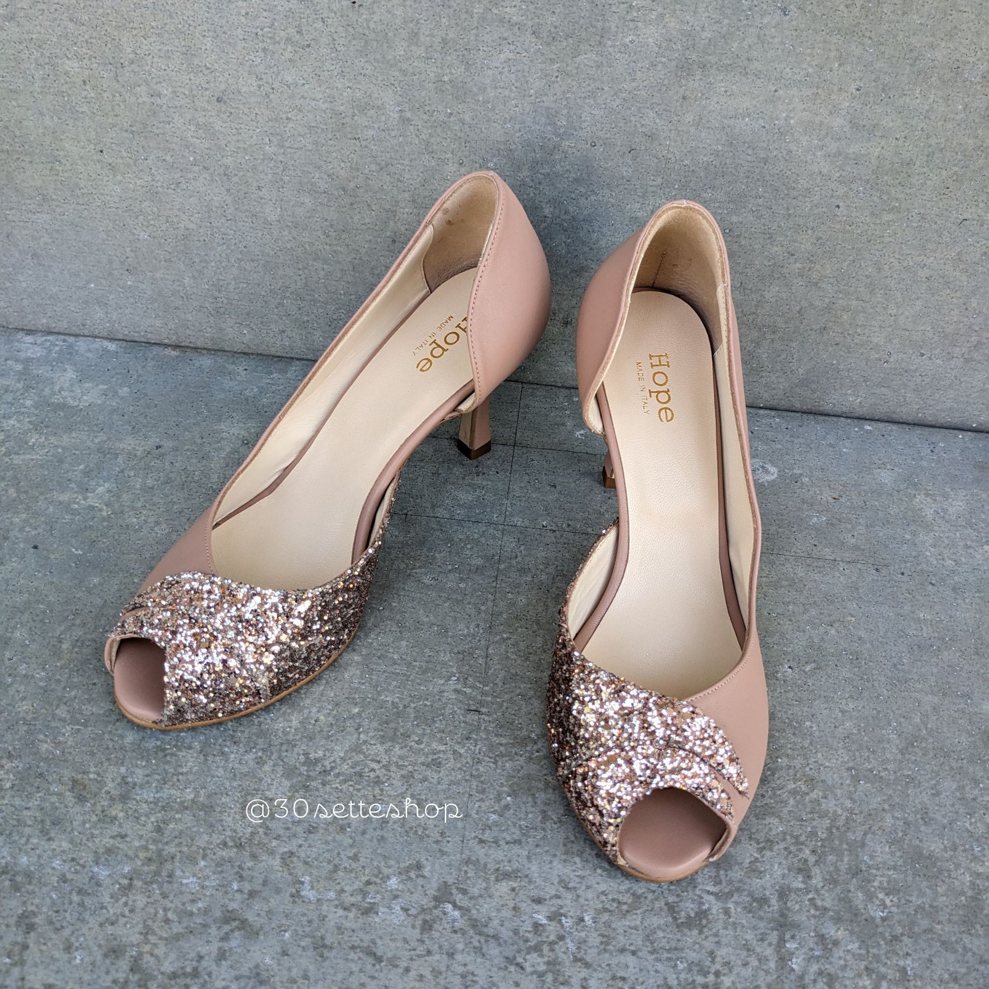 Elsa decollete peep toe asimmetrica in glitter cipria e nappa nude tacco di 7 cm da sposa artigianale