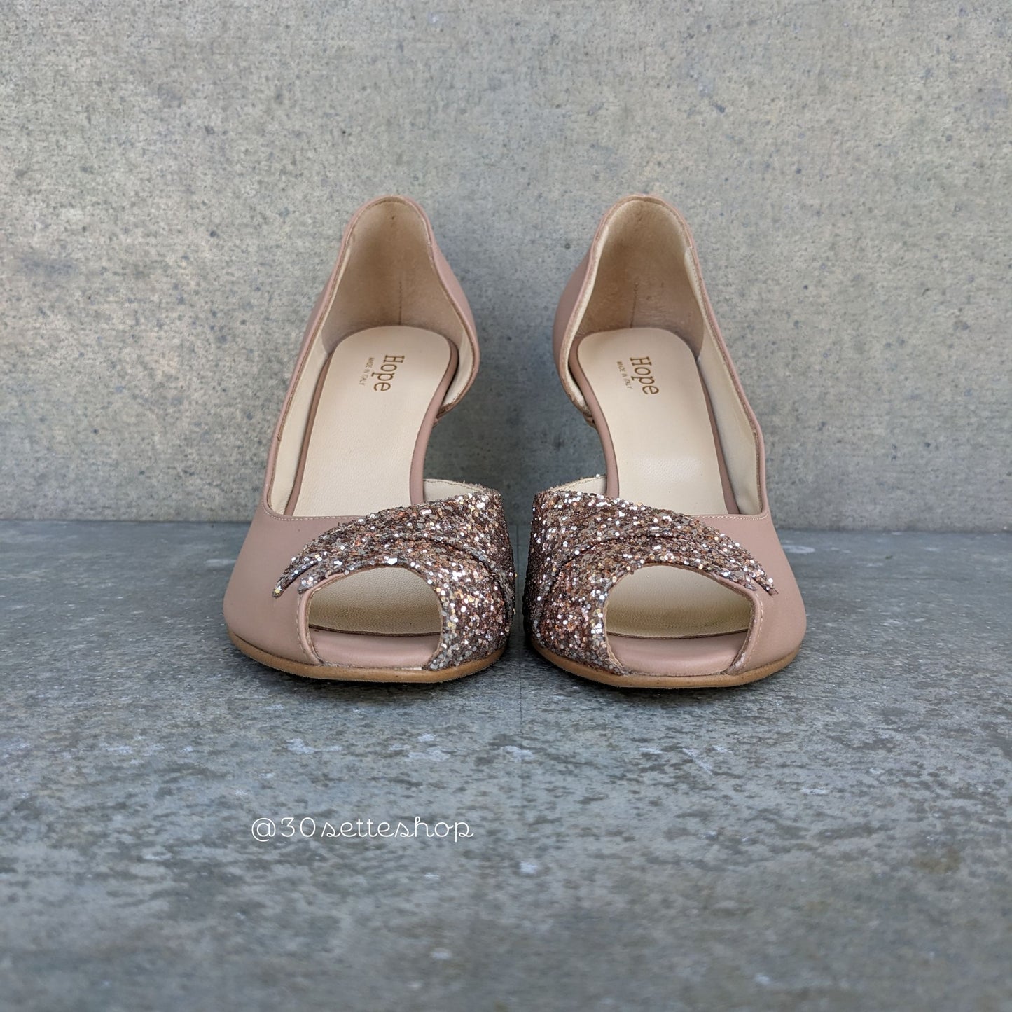 Elsa decollete peep toe asimmetrica in glitter cipria e nappa nude tacco di 7 cm da sposa artigianale
