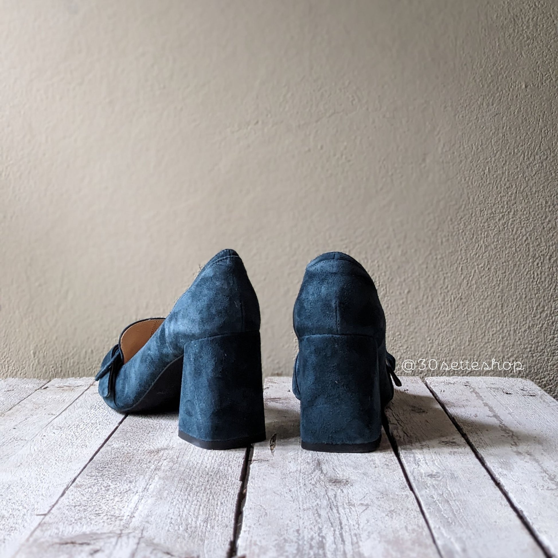 kaori-mocassino-con-tacco-in-camoscio-petrolio-fibbia-tacco-7cm-artigianale